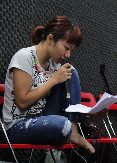 Hà Trần mặt mộc luyện hát cùng Idol Nhật Thủy - 3 Hà Trần mặt mộc giản dị, thoải mái tại buổi tập luyện trước chương trình