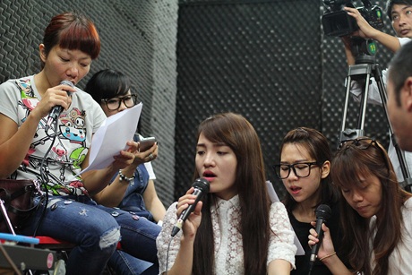 Hà Trần mặt mộc luyện hát cùng Idol Nhật Thủy - 9 Chị, Nhật Thủy và các giọng ca trẻ đều nỗ lực chuẩn bị cho liveshow Hội tụ Hà Nội