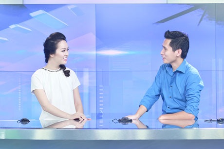 MC “Chuyển động 24h” háo hức trước giờ lên sóng - 8 MCĠQuốc Khánh