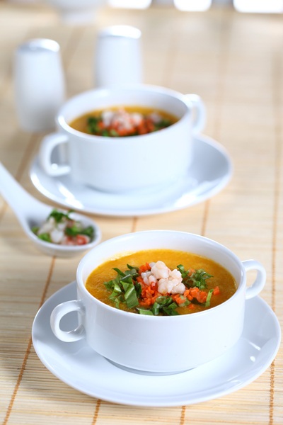 Mẹ có thể bổ sung vitamin A bằng cách  cho dầu gấc vào bột, cháo cho con