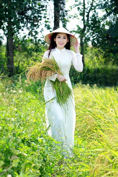 Á hậu Tú Anh xinh tươi như bông hoa giữa đồng lúa vàng - 5 Hà Thanh