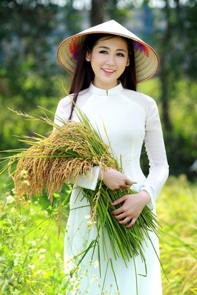 Á hậu Tú Anh xinh tươi như bông hoa giữa đồng lúa vàng - 8 Hà Thanh