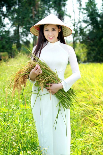 Á hậu Tú Anh xinh tươi như bông hoa giữa đồng lúa vàng - 9 Hà Thanh