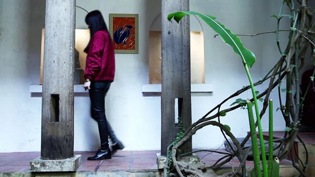Họa sỹ Lê Thiết Cương kết hợp cùng Văn Mai Hương làm video art - 1 Hình ảnh Văn Mai Hương trong video art Về một...