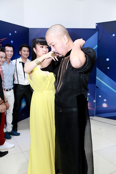 Nhìn lại những khoảnh khắc đẹp mắt trong chung kết Sao Mai điểm hẹn - 11 NTK Thùy Dương chỉnh trang trang phục cho cả...NTK Đức Hùng