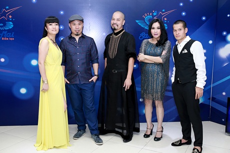 Nhìn lại những khoảnh khắc đẹp mắt trong chung kết Sao Mai điểm hẹn - 13 Hai NTK Đức Hùng và Thùy Dương tạo dáng chụp ảnh cùng 3 giám khảo Huy Tuấn, Thanh Lam và Việt Tú