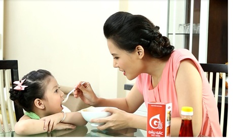 Bổ sung Vitamin A- phương thức hiệu quả ngăn ngừa biến chứng do sởi - 1 Mẹ đút cháo có bổ sung dầu gấc G8 cho bé