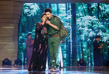NSND Thanh Hoa bị "chê" khi hát đôi tình tứ với con trai - 2 NSND Thanh Hoa bị chê khi hát đôi tình tứ với con trai