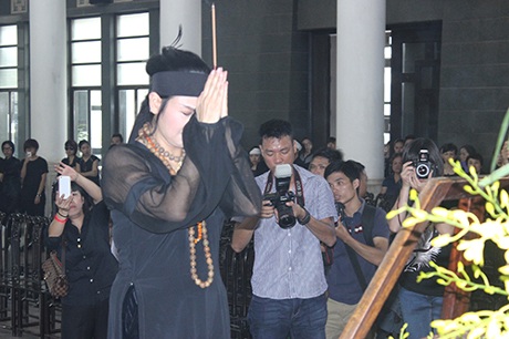Tiếc thương tiễn đưa nhạc sỹ Thuận Yến về nơi an nghỉ cuối cùng - 4 Ca sỹ Thanh Lam nghẹn ngào thắp hương tiễn biệt cha