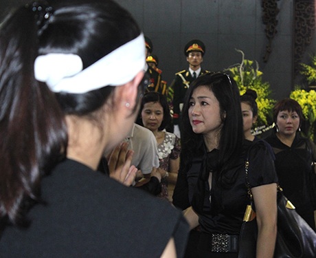 Diễn viên Thu Hà đến chia buồn cùng gia đình ca sỹ Thanh Lam