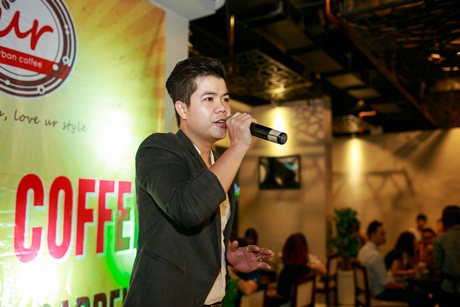 Nam ca sĩ được khán giả nữ tặng hoa, có người đề nghị tặng anh...nụ hôn để anh hát tiếp