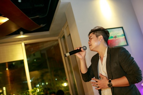 Nam ca sĩ được khán giả nữ tặng hoa, có người đề nghị tặng anh...nụ hôn để anh hát tiếp