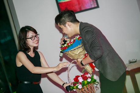 Nam ca sĩ được khán giả nữ tặng hoa, có người đề nghị tặng anh...nụ hôn để anh hát tiếp