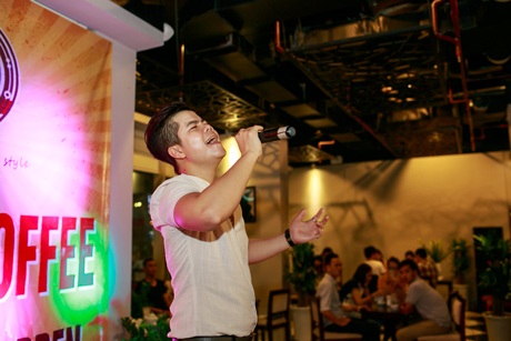 Phong cách nghệ sĩ dễ thương của Đinh Mạnh Ninh khiến nhiều khán giả trẻ yêu thích