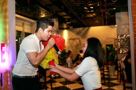 Phong cách nghệ sĩ dễ thương của Đinh Mạnh Ninh khiến nhiều khán giả trẻ yêu thích