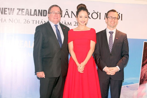 Jennifer Phạm chụp ảnh cùng Ngoại trưởng New Zealand (bên trái) và Đại sứ New Zealand tại Việt Nam