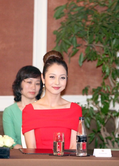 Jennifer Phạm chụp ảnh cùng Ngoại trưởng New Zealand (bên trái) và Đại sứ New Zealand tại Việt Nam