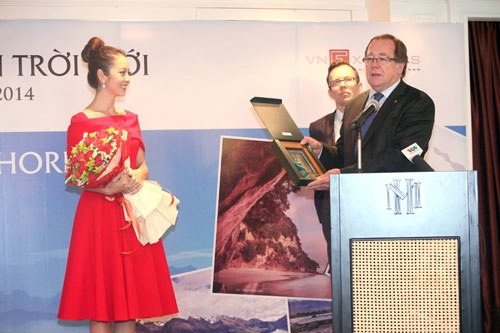 Jennifer Phạm chụp ảnh cùng Ngoại trưởng New Zealand (bên trái) và Đại sứ New Zealand tại Việt Nam