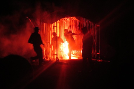 Bảo vệ cố gắng dập tắt lửa ở ngọn đuốc của một số fan quá khích