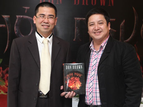 Ra mắt tiểu thuyết được mong chờ nhất của nhà văn Dan Brown - 3 Nghệ sỹ Chí Trung và ông Lê Thanh Huy, đại diện đơn vị phát hành cuốn Hỏa ngục