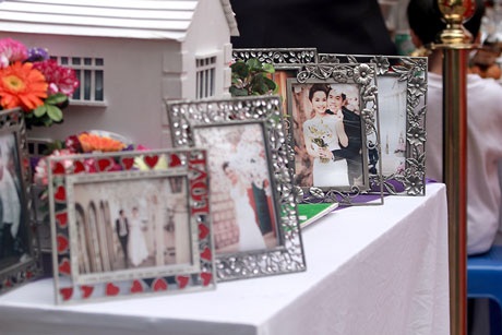 Tại lễ cưới cũng bày nhiều ảnh cưới lãng mạn của cô dâu- chú rể