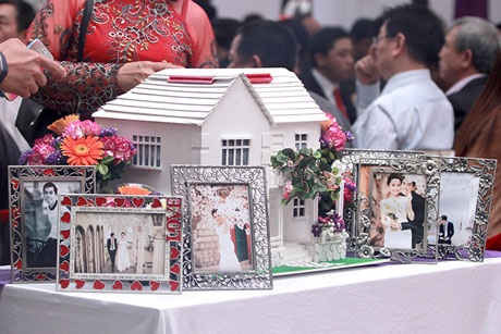 Tại lễ cưới cũng bày nhiều ảnh cưới lãng mạn của cô dâu- chú rể