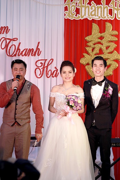 Đám cưới giản dị của cặp đôi đẹp thêm phần náo nhiệt khi diễn viên hài Tự Long đảm nhận vai trò MC