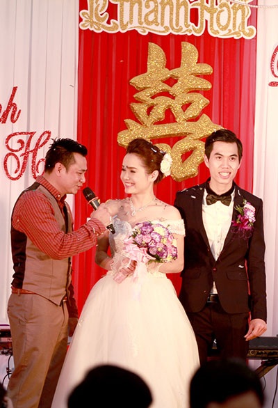 Tự Long liên tục trêu chọc cô dâu, chú rể khiến khách khứa cười vui vẻ