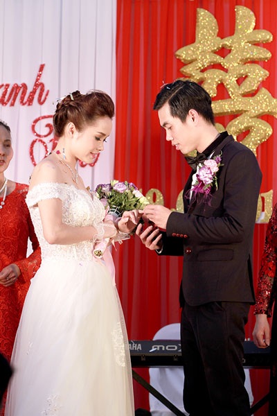 Thúy Trang- Phạm Thanh Hà trao nhẫn cưới
