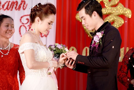 Thúy Trang- Phạm Thanh Hà trao nhẫn cưới