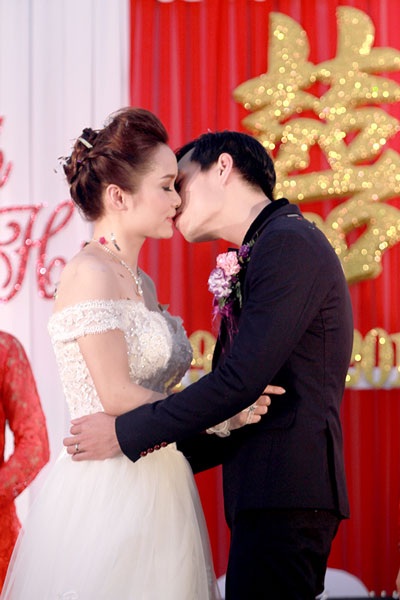 Cô dâu - chú rể trao nhau nụ hôn ngọt ngào