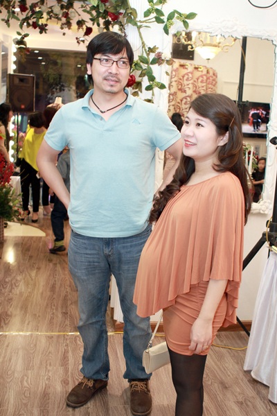 “Giáo sư Cù Trọng Xoay” khoe vợ bụng bầu - 1 “Giáo sư Cù Trọng Xoay” khoe vợ bụng bầu