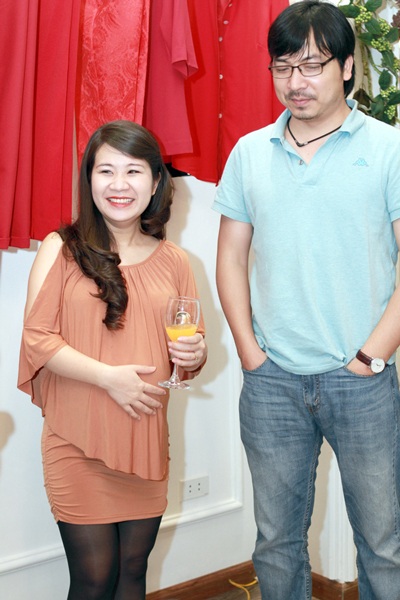 “Giáo sư Cù Trọng Xoay” khoe vợ bụng bầu - 4 Bất cứ ở khoảnh khắc nào, vợ GS Xoay cũng đưa tay che chắn bụng
