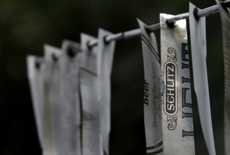 Chuông gió làm từ những mảnh ghép được cắt ra từ vỏ lon bia