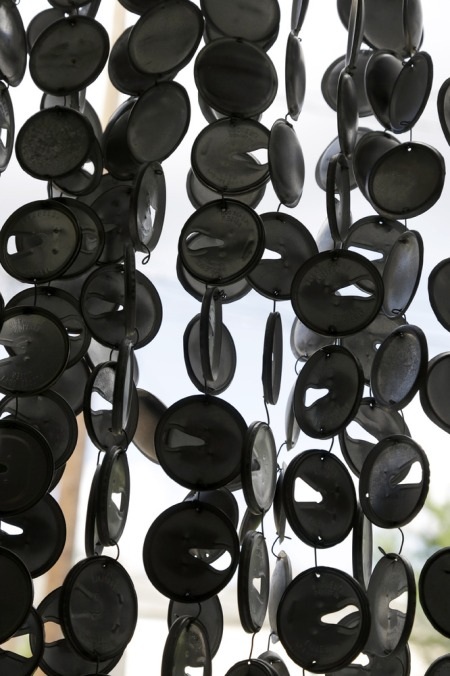  Những dây hoa làm từ nắp vỏ lon bia được treo ở mái hiên