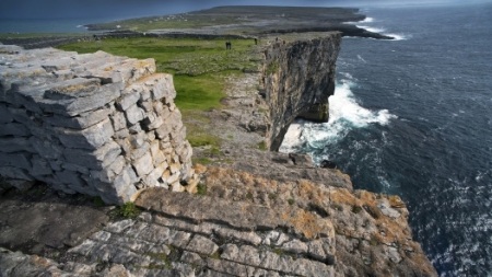 Các nhà khảo cổ có nhiều giả thuyết về nguồn gốc của cấu trúc Pháo đài Dun Aengus