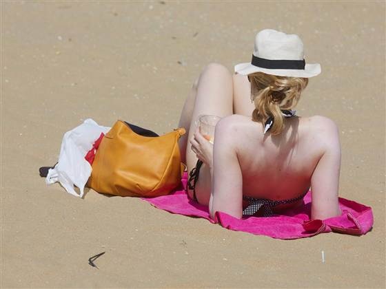 Du khách nước nào nude nhiều nhất khi đi biển? - 3 Phụ nữ Đan Mạch, Na Uy và Ý hay để ngực trần nhất khi đi biển (Ảnh NBCNews)