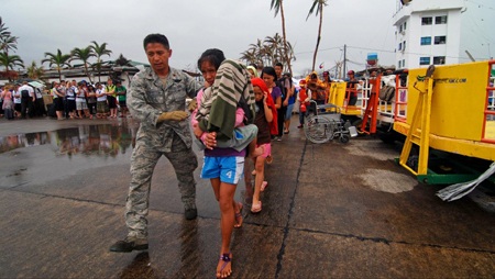Đã tiếp cận được tất cả người Việt tại Philippines sau bão Haiyan - 1 Binh sĩ trợ giúp người dân sơ tán tại tỉnh Leyte, Philippines