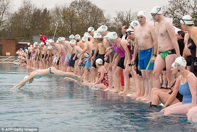 Bơi trong nước 6 độ C để... chào đón Giáng sinh - 1 Hàng trăm người tham dự lễ hội bơi năm nay