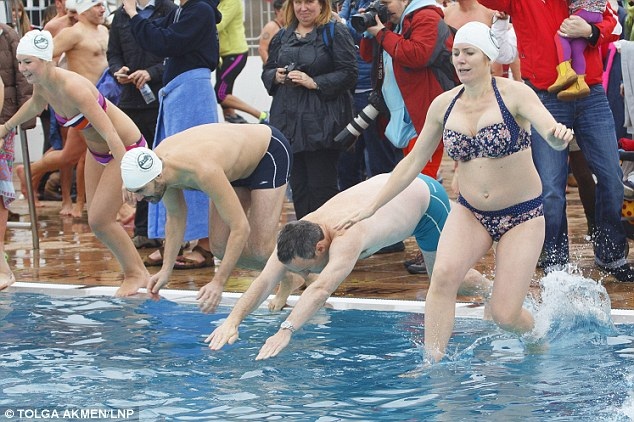 Bơi trong nước 6 độ C để... chào đón Giáng sinh - 4 Một vận động viên mặc đồ theo kiểu “Quái vật Hồ Loch Ness”