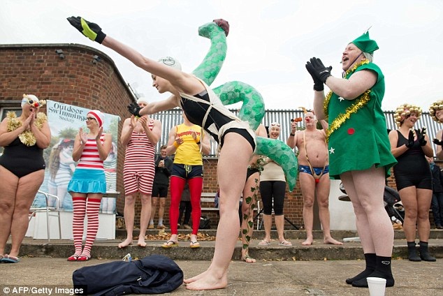 Bơi trong nước 6 độ C để... chào đón Giáng sinh - 5 Một vận động viên mặc đồ theo kiểu “Quái vật Hồ Loch Ness”