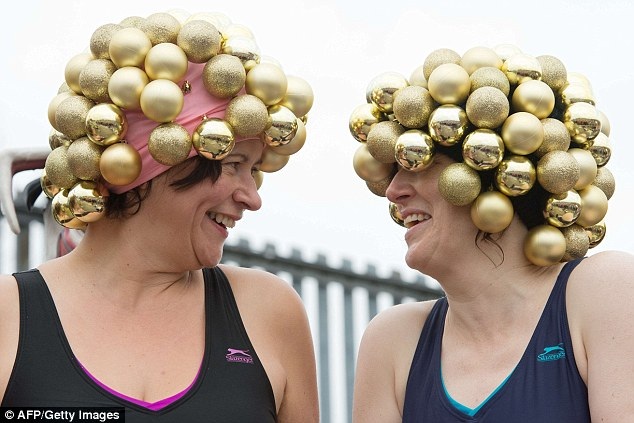 Bơi trong nước 6 độ C để... chào đón Giáng sinh - 2 Sẵn sàng bắt đầu thử thách với cái lạnh tê cóng