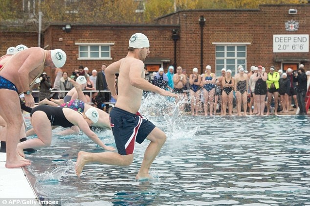 Bơi trong nước 6 độ C để... chào đón Giáng sinh - 7 Một vận động viên mặc đồ theo kiểu “Quái vật Hồ Loch Ness”