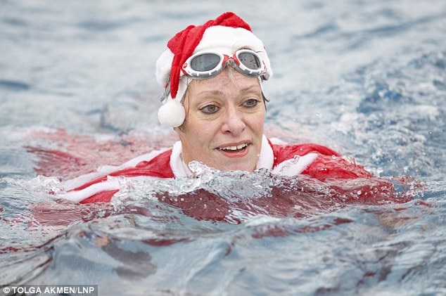 Bơi trong nước 6 độ C để... chào đón Giáng sinh - 8 Một vận động viên mặc đồ theo kiểu “Quái vật Hồ Loch Ness”