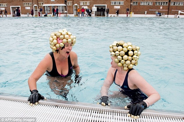 Bơi trong nước 6 độ C để... chào đón Giáng sinh - 3 Sẵn sàng bắt đầu thử thách với cái lạnh tê cóng