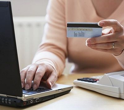 Bật mí "tuyệt chiêu" tiết kiệm chi phí vé máy bay - 3 Bạn cần có sẵn thẻ tín dụng thanh toán online khi đặt mua vé máy bay