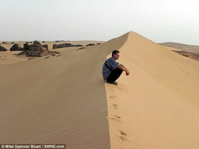 Chuyện về người đàn ông du lịch 195 nước trong hơn 20 năm - 8 Trên sa mạc của miền Nam Algeria, tháng 6/2013