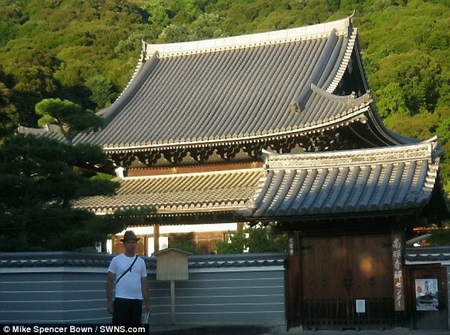 Chuyện về người đàn ông du lịch 195 nước trong hơn 20 năm - 4 Đến thăm Ngôi đền Phật giáo tại Koyoto, Nhật Bản, năm 2009