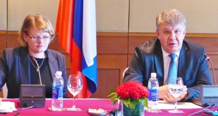Việc bàn giao tàu ngầm không có gì trục trặc - 1 ĐS Andrey G.Kovtun (phải).