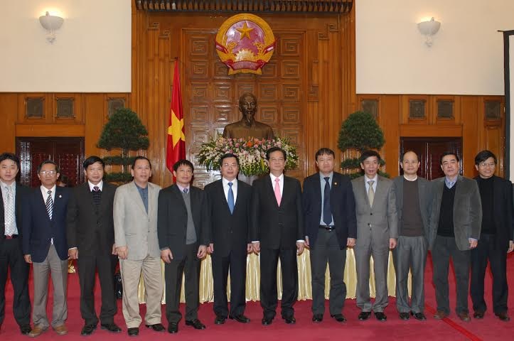 Thủ tướng: Kinh tế trong nước đang trên đà phục hồi - 2 Thủ tướng Nguyễn Tấn Dũng chụp ảnh lưu niệm với các tham tán thương mại tại buổi gặp mặt